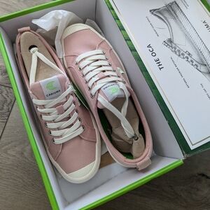 Rose Canvas Cariuma Sneakers
